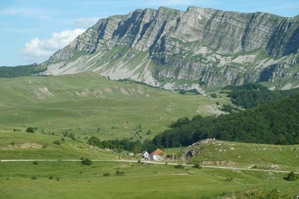 Cemerno Cottage Gacko Eksteriør bilde